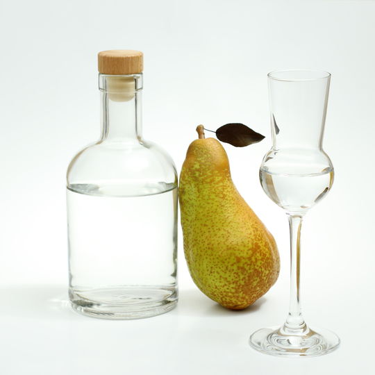 Bild von einer Flasche Schnaps, einer Birne und einem Schnapsglas