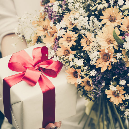 Bild von einem Geschenk und einem Blumenstrauß